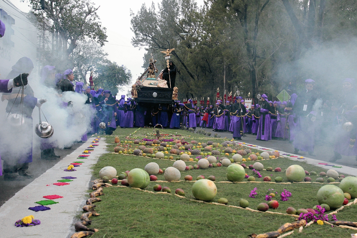 Procesión de Jesús Nazareno del templo La Merced, año 2013,  a su paso por el parque de Jocotenango, zona 2, de la capital de Guatemala.  (Foto Prensa Libre: Edwin Castro)