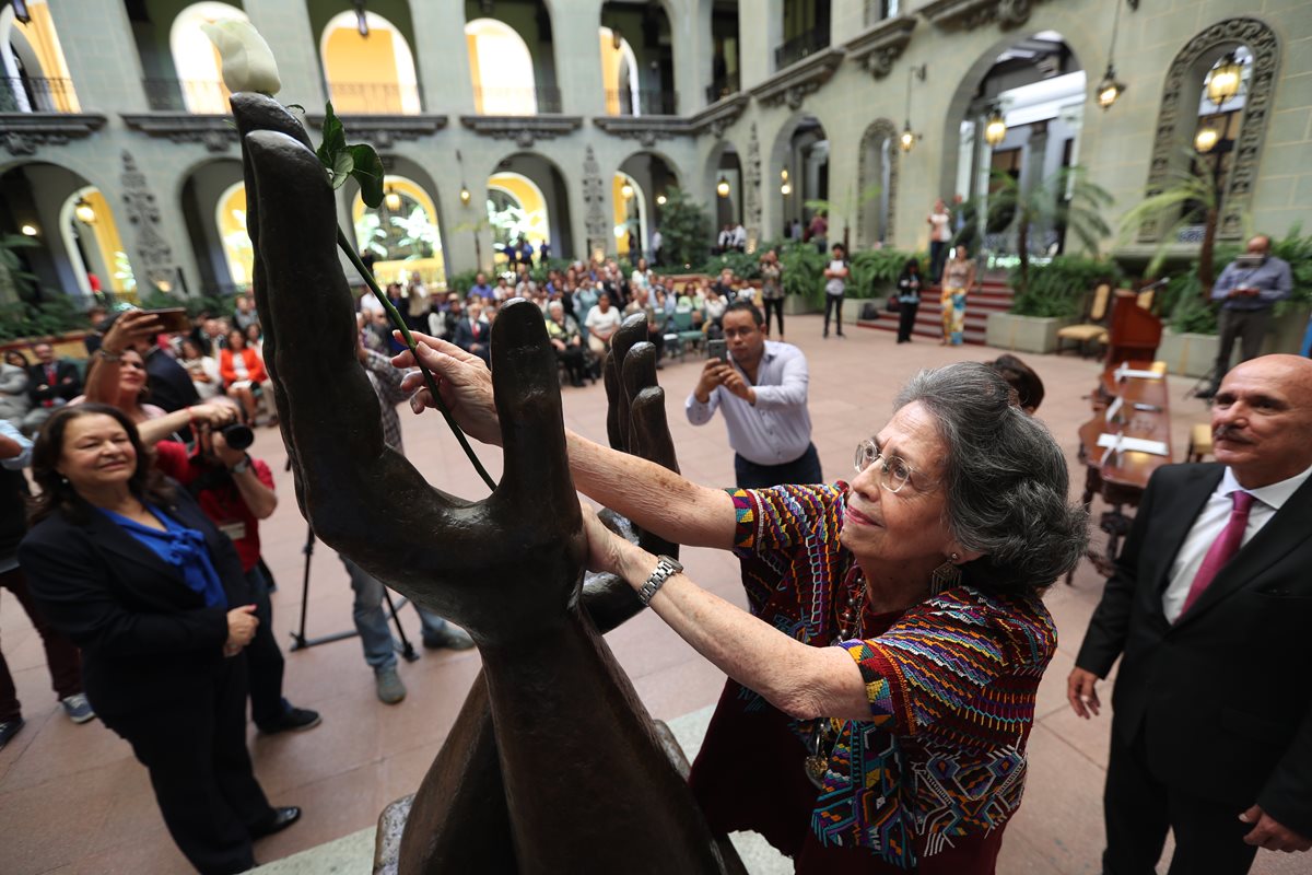 María Eugenia Gordillo recibió el reconocimiento del Cambio de la Rosa de la Paz. (Foto Prensa Libre: Esbin Garcia)