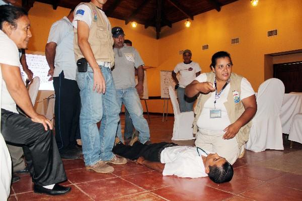 Personal de hotel Amatique Bay,  Puerto Barrios, Izabal,   hace práctica de  primeros auxilios.