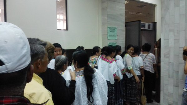 Mujeres de Cobán ingresan al Juzgado de Mayor Riesgo A, para presenciar la audiencia. (Foto Prensa Libre: Glenda Sánchez)