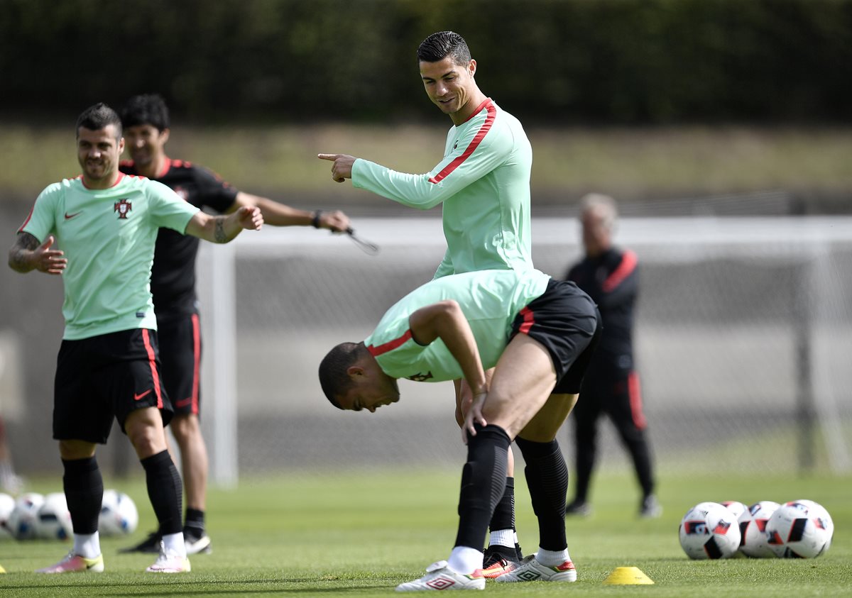 La selección de Portugal se prepara para el partido de cuartos de final contra Polonia. (Foto Prensa Libre: AP)