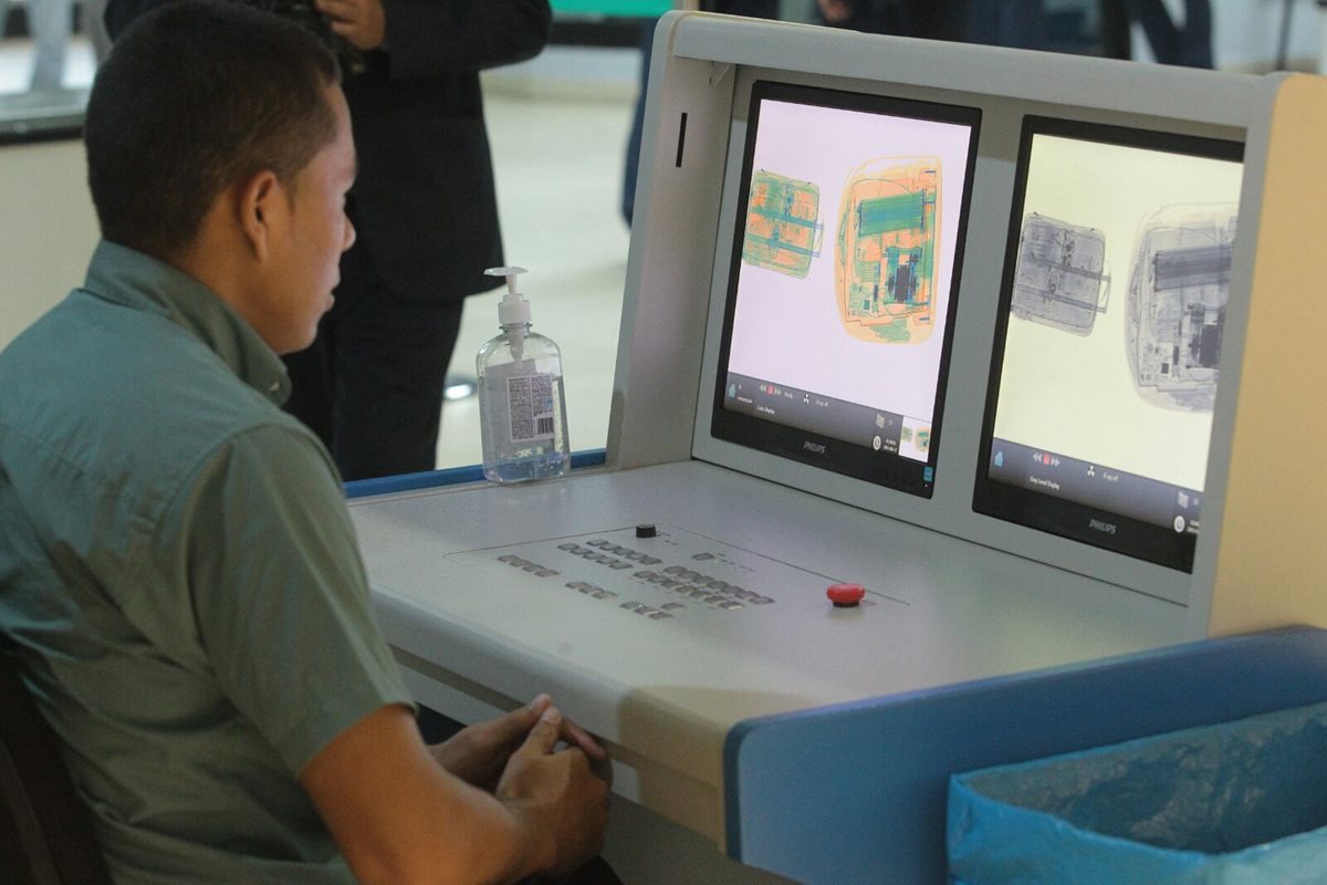 El sistema permite revisar el contenido del equipaje de los pasajeros. (Foto Prensa Libre: Álvaro Interiano)