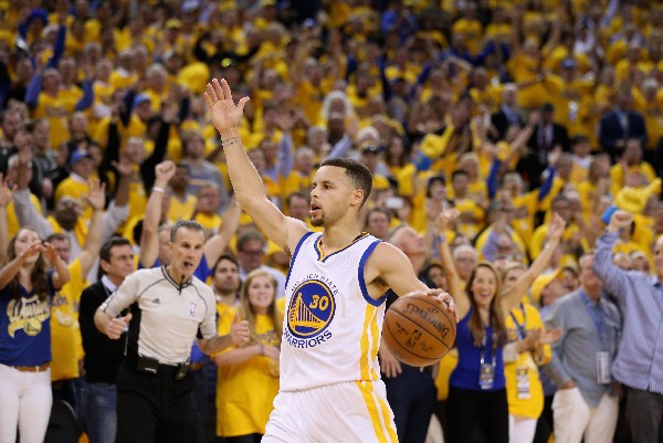 Stephen Curry regresó y celebró el pase a la final de la Conferencia Oeste, de la NBA. (Foto Prensa Libre: AFP)