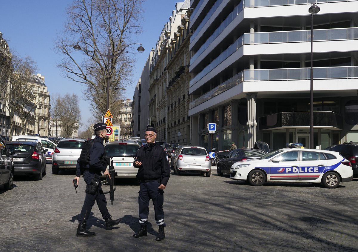 Policía francesa vigila oficinas del Fondo Monetario Internacional en París, por cartabomba. (Foto Prensa Libre: AFP)
