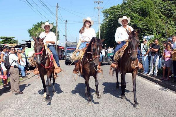 Jinetes muestran las habilidades de sus caballos en el desfile hípico efectuado en Retalhuleu. (Foto Prensa Libre: Rolando Miranda) <br _mce_bogus="1"/>