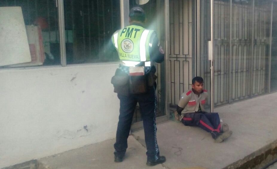 Atado y encerrado en una gasolinera de Villa Nueva, fue encontrado un guardia de seguridad privada. (Foto Prensa Libre: Dalia Santos)