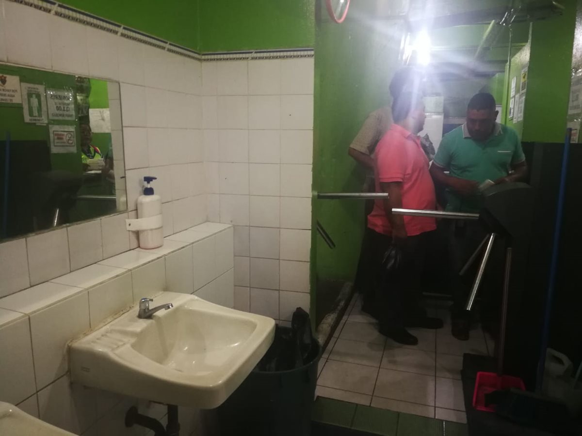 La Municipalidad de Guatemala tiene a su cargo 15 servicios sanitarios en la Plaza Mayor, zona 1 capitalina. (Foto Prensa Libre: Esbin García)