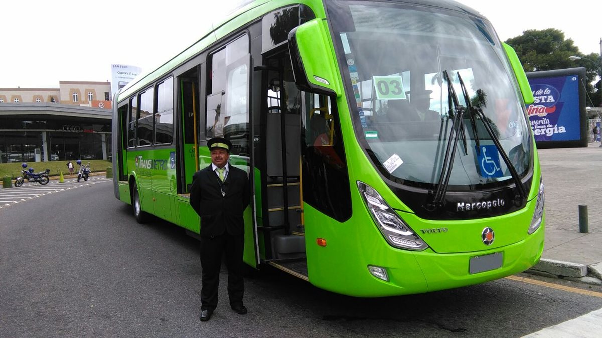 Los nuevos buses de Transmetro comenzará a circular en los próximos días. (Foto Prensa Libre: Estuardo Paredes)