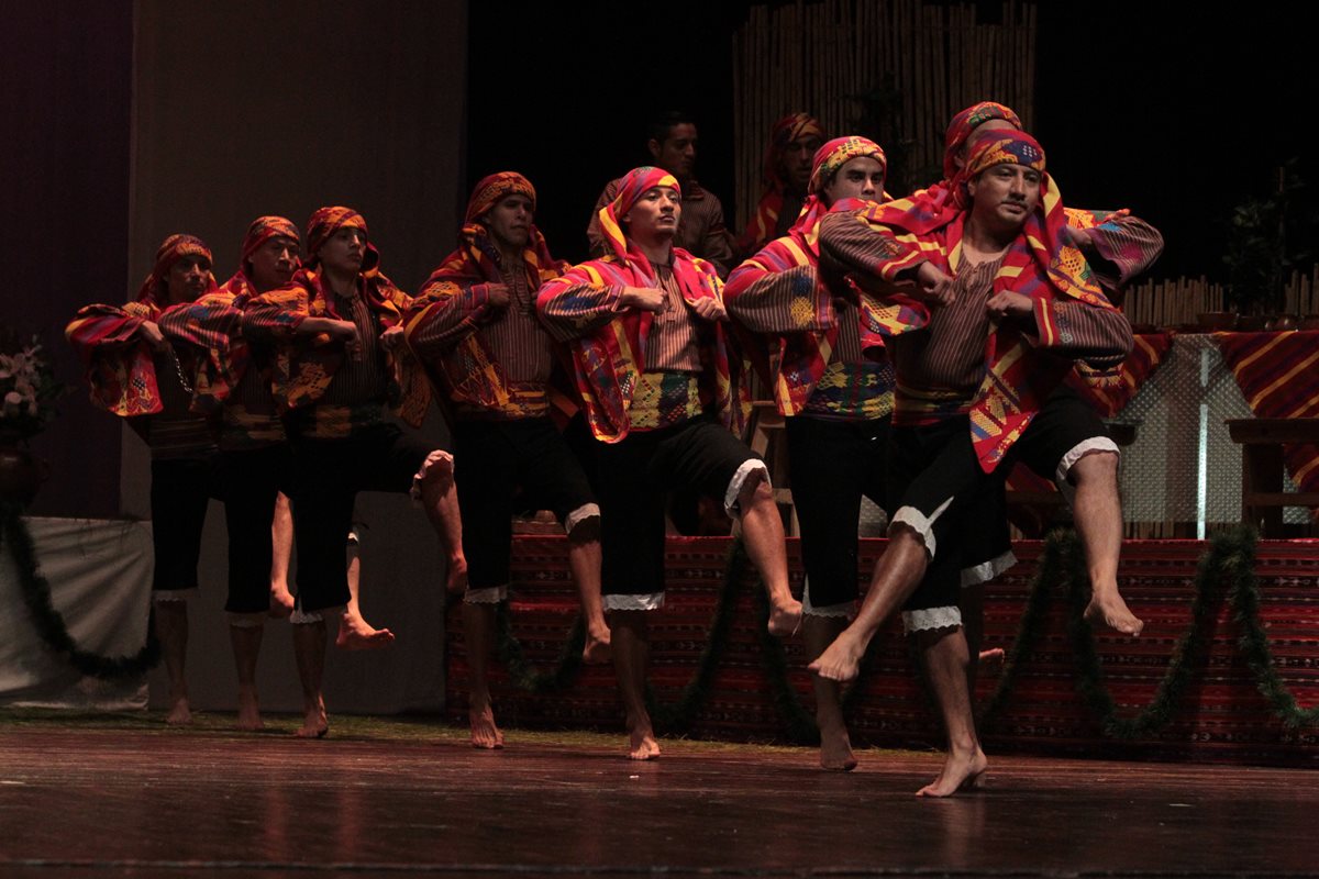 Los cofrades bailan el son ritual en un escena de la obra Bodas de San Juan Sacatepéquez. (Foto Prensa Libre: Edwin Castro)
