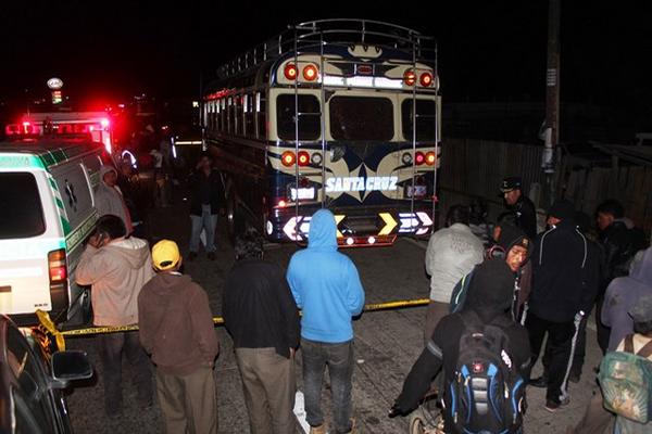 Policías acordonan el lugar donde quedó el autobús. (Foto Prensa Libre: José Rosales)<br _mce_bogus="1"/>