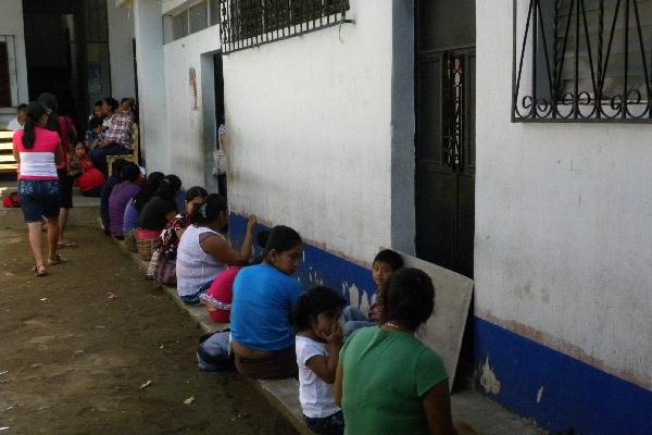 Pacientes de centro de Salud esperan sentadas en el piso, ante la falta de mobiliario.