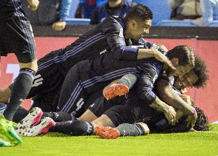 Cristiano es felicitado por sus compañeros luego de su doblete. (Foto Prensa Libre: AP)
