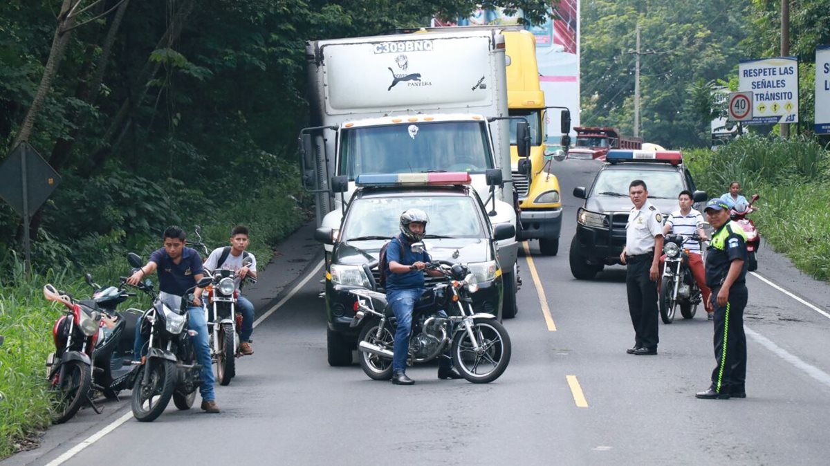 Debido al accidente, el tráfico fue detenido en el km 159 de la ruta al Suroccidente, Mazatenango, Suchitepéquez. (Foto Prensa Libre: Cristian I. Soto)