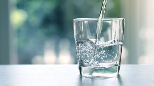 Beber la suficiente cantidad de agua durante el día es una de las mejoras cosas que puedes hacer por tu cuerpo y tu mente (Foto Prensa Libre: GETTY IMAGES).