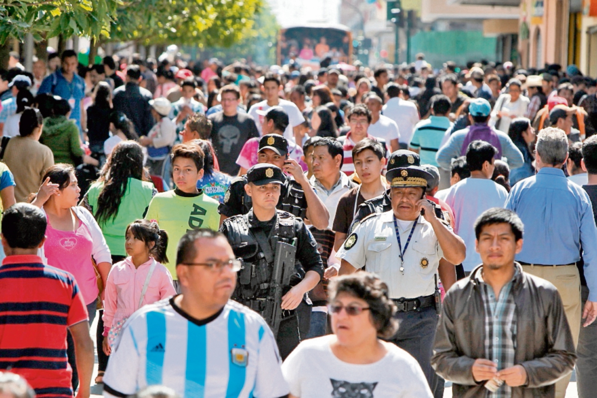 Los trabajadores activos, según el Decreto, deberán financiar el aumento para las personas jubiladas. (Foto Prensa Libre: Paulo Raquec)
