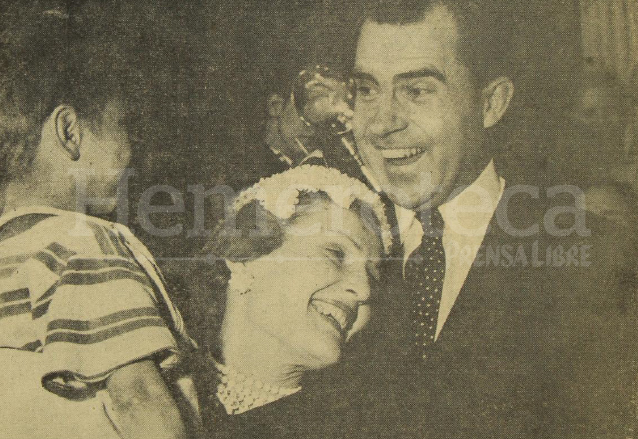 Richard Nixon y su esposa "Pat" sonríen al encontrarse con un niño que se encontraba en las gradas del Palacio Nacional. (Foto: Hemeroteca PL)