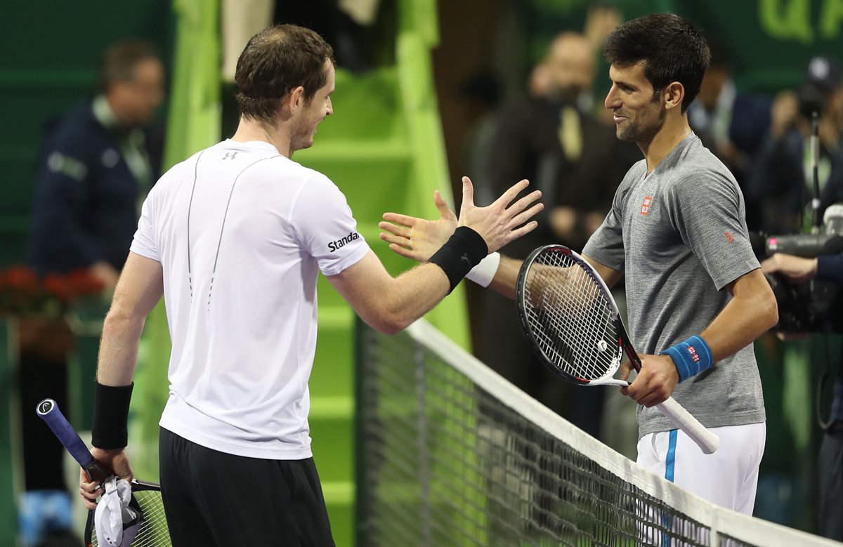 Murray felicita a Djokovic luego de conseguir el título en Doha. (Foto Prensa Libre: AFP)