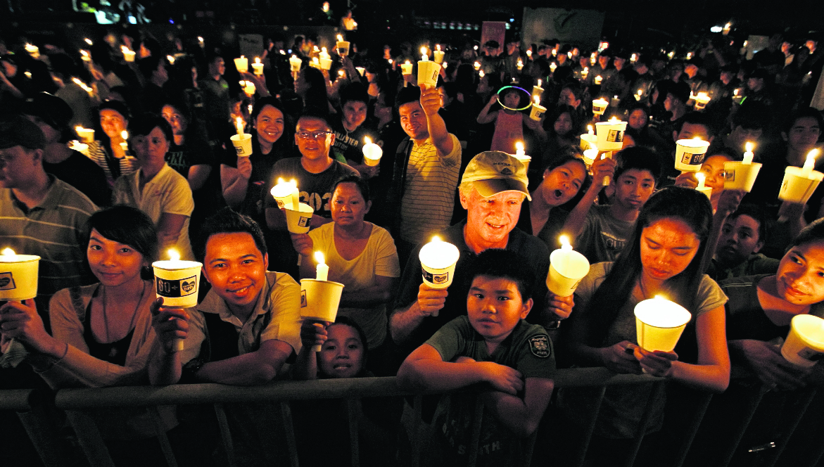 Personas de más de 175 países apagarán sus luces eléctricas durante una hora, para celebrar La Hora del Planeta. (Foto Prensa Libre: EFE)