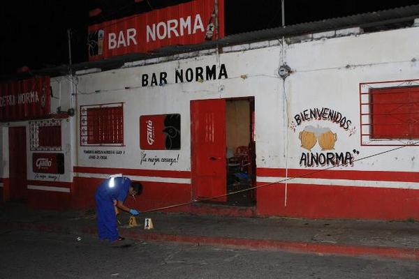 Un agente del MP recaba evidencias en la escena del crimen. (Foto Prensa Libre)<br _mce_bogus="1"/>