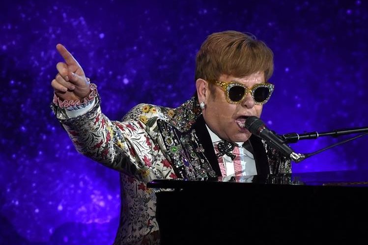 La icónica figura de la música y el pop Elton John protagoniza el video más conmovedor que verá hoy. (Foto Prensa Libre: AFP)