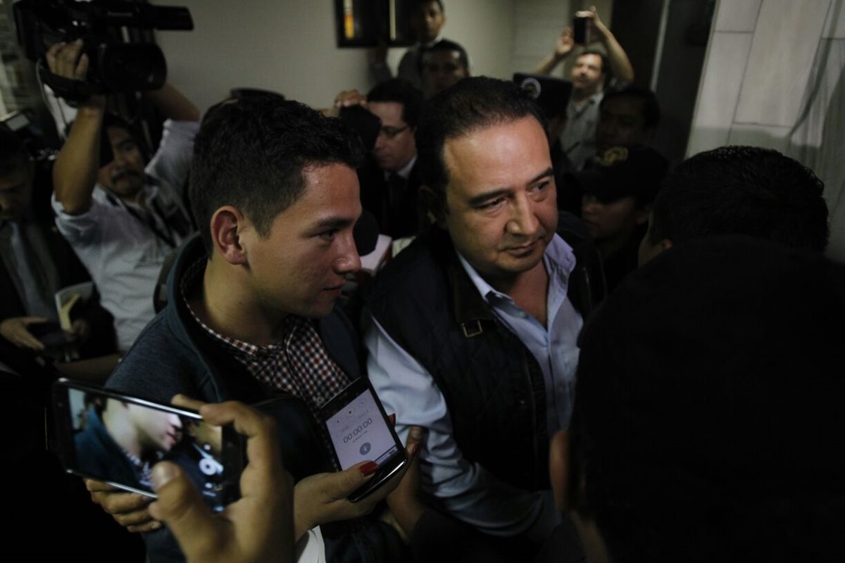 José Manuel y Sammy Morales salen del juzgado que conoce el caso Botín en el Registro de la Propiedad. (Foto Prensa Libre: Paulo Raquec)