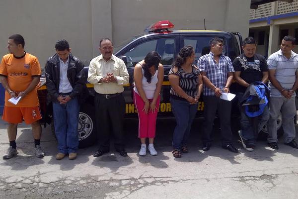 Presuntos secuestradores detenidos durante operativo. (Foto Prensa Libre: Estuardo Paredes)