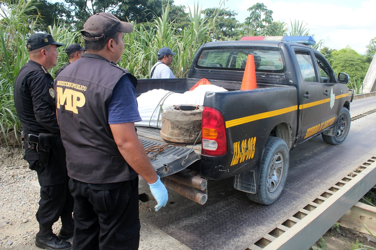 Vecinos se muestran sorprendidos por el hallazgo del cadáver de un hombre atado a un aro para llanta de camión, en aguas del Río Motagua, aldea Oneida, Morales, Izabal. (Foto Prensa Libre: Edwin Perdomo)
