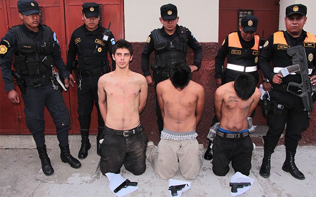 Luis Daniel Morales Solís, primero de izquierda a derecha, fue condenado a 50 años de prisión por tres asesinatos, los menores fueron sancionados en mayo de 2016 a seis años de privación de libertad. (Foto Prensa Libre: Hemeroteca PL)
