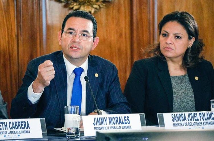 El presidente Jimmy Morales y la canciller Sandra Jovel defienden la decisión de cambiar la embajada de Guatemala en Israel de Tel Aviv a Jerusalén. (Foto Prensa Libre: Hemeroteca PL)