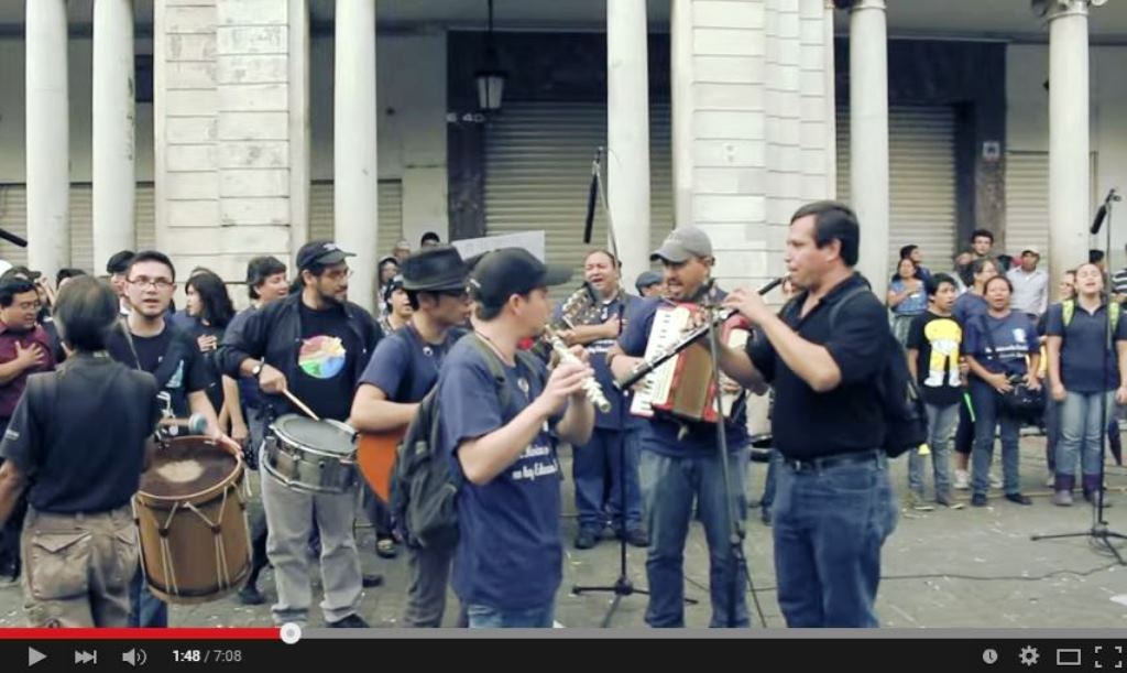 El maestro Fielding Roldán interpreta las notas del Himno de Guatemala. (Foto Prensa Libre: Youtube)