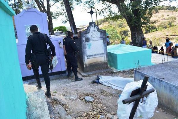 Alvaro Nolberto Alfaro Yucuté, de 26 años, fue muerto a cuchilladas en el cementerio de Casillas. (Foto Prensa Libre: Oswaldo Cardona)
