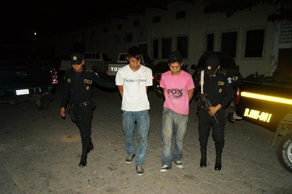 Los dos presuntos asaltantes capturados ingresan a la Comisaría 23, en Chiquimula. (Foto Prensa Libre: Edwin Paxtor) <br _mce_bogus="1"/>