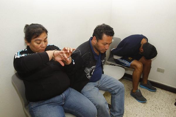 Marleny Barrios, Juan Carlos Godínez y otro integrante de la presunta banda de robafurgones, el día en que fueron detenidos en Villa Nueva.