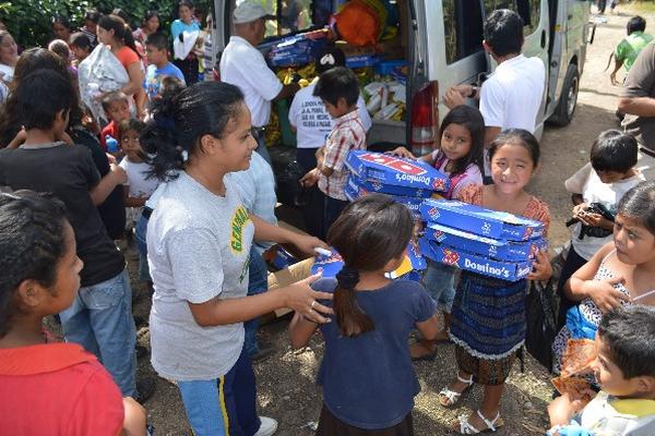 Niños de comunidades de Cuilapa recibieron pizzas, con motivo de las fiestas de fin de año.