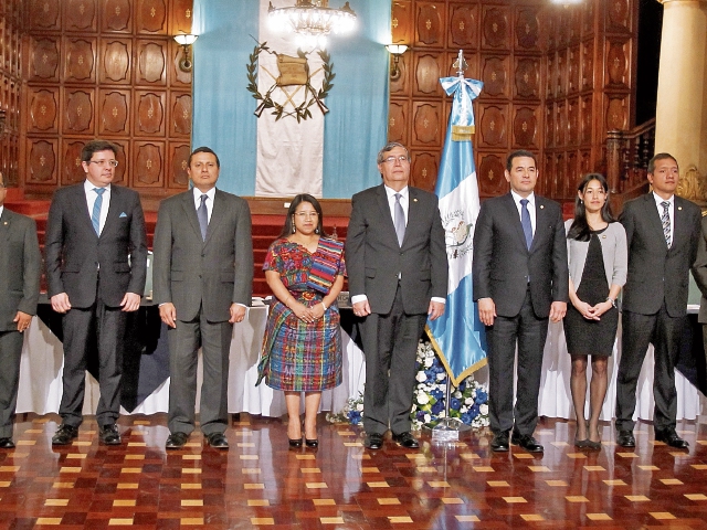 Los 14 ministros, el presidente Jimmy Morales y el vicegobernante Jafeth Cabrera, luego de presentar sus acciones durante 2016, el sábado, en el Palacio.