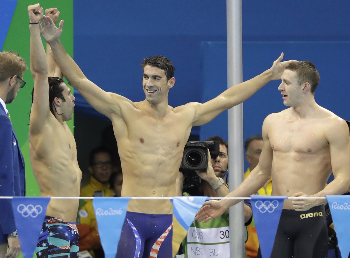 Michael Phelps festeja el oro junto a su equipo. (Foto Prensa Libre: AP)