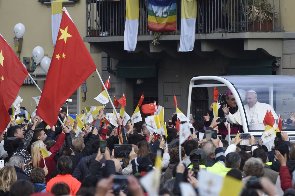 El papa Francisco saluda a la comunidad china que lo despide Prato después de una corta visita. (Foto Prensa Libre: AFP).