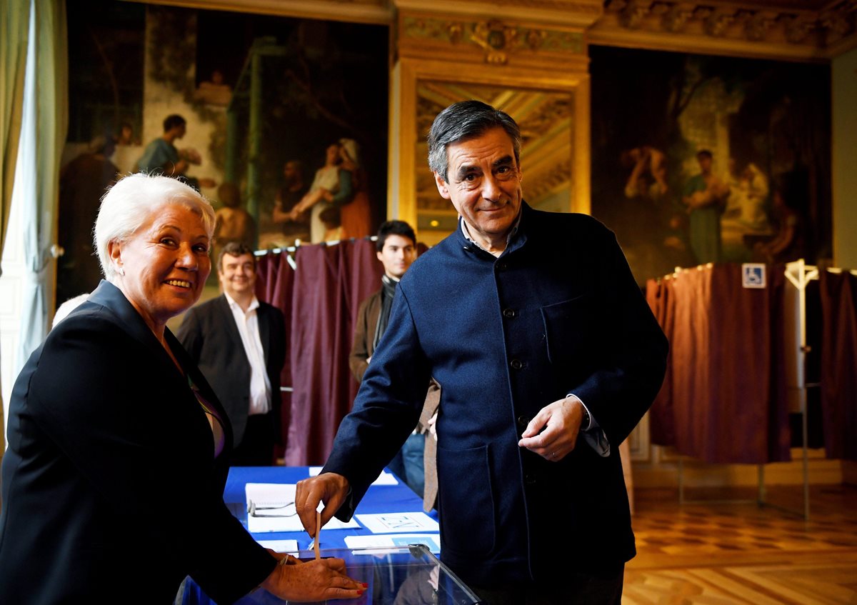 Fillon, el favorito de la derecha, vota en París. (Foto Prensa Libre: EFE)