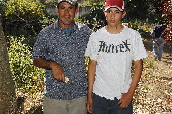 Durante las vacaciones, Cristian ayuda a don Briceldo en las actividades agrícolas que le brindan ingresos a su familia; sin embargo, cuando llega  la hora de entrenar, el joven velerista goza de todo el apoyo de su familia para hacerlo. (Foto Prensa Libre: Eduardo González)