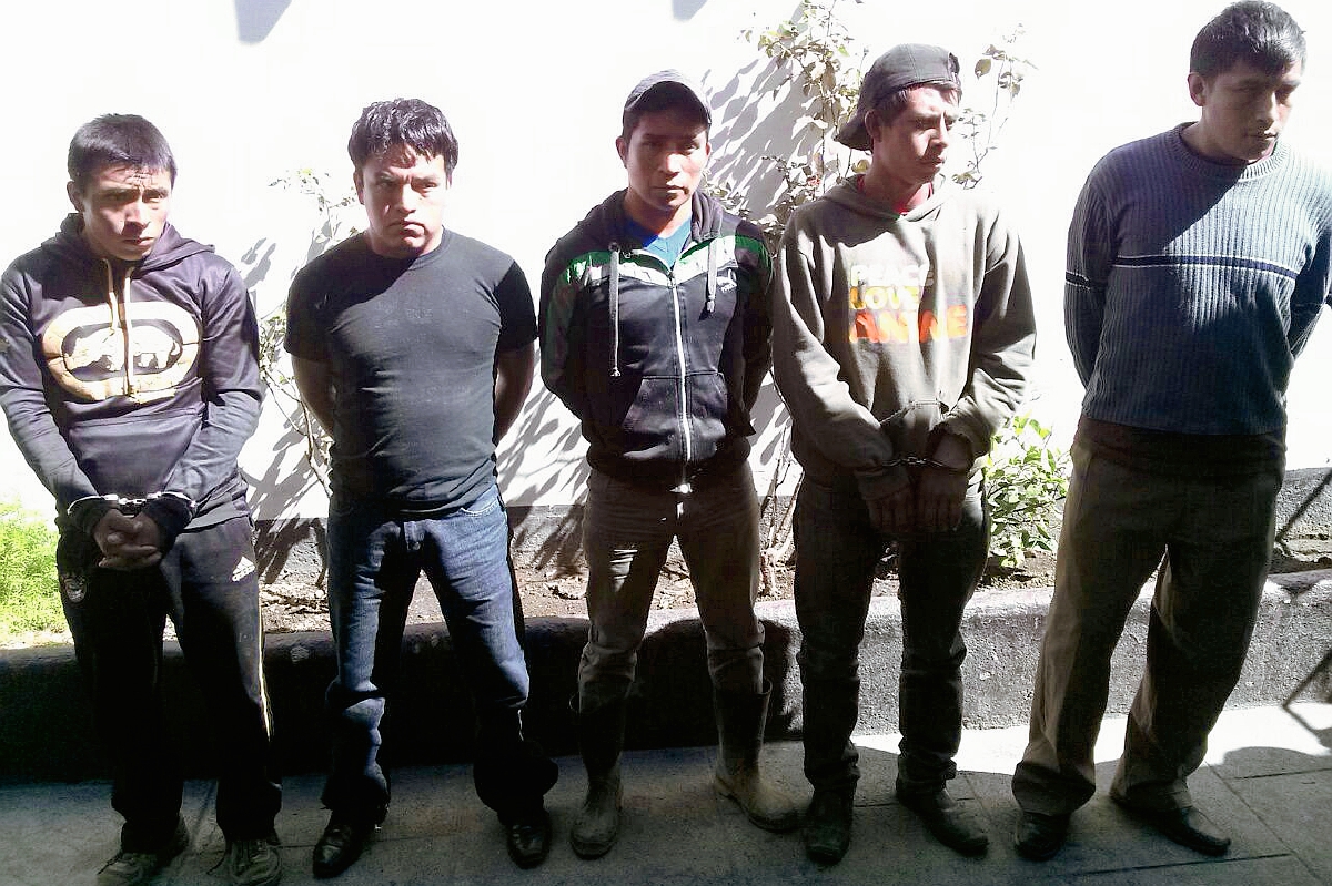 Cinco de los hombres capturados en Sumpango, Sacatepéquez, señalados de pertenecer a una banda de violadores. (Foto Prensa Libre: PNC)