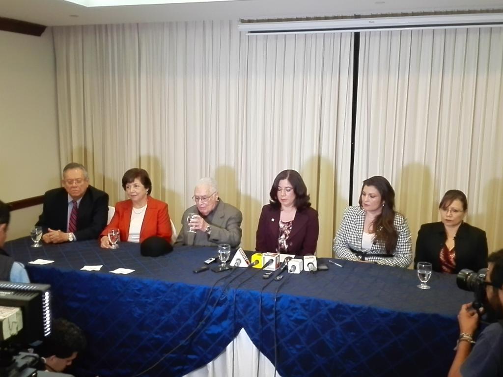 Claudia Escobar -al centro- explica las razones por las que considera que Blanca Stalling debe renunciar a la CSJ. (Foto Prensa Libre: Joel Suncar)