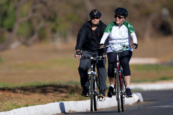 Dilma Rousseff hace un recorrido en bicicleta cerca del Palacio de la Alvorada en Brasilia. (Foto Prensa Libre: AFP)