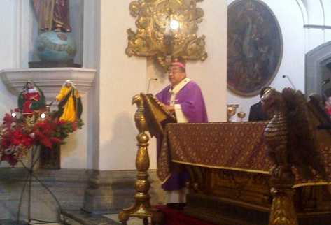 Óscar Julio Vian Morales participó en la bendición del retablo mayor de la Merced. (Foto Prensa Libre: Rosa María Bolaños)