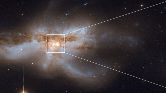El equipo de investigación capturó pares de agujeros negros supermasivos acercándose entre sí antes de unirse en un único y gigante agujero negro. NASA, ESA, AND M. KOSS (EUREKA SCIENTIFIC, INC.)