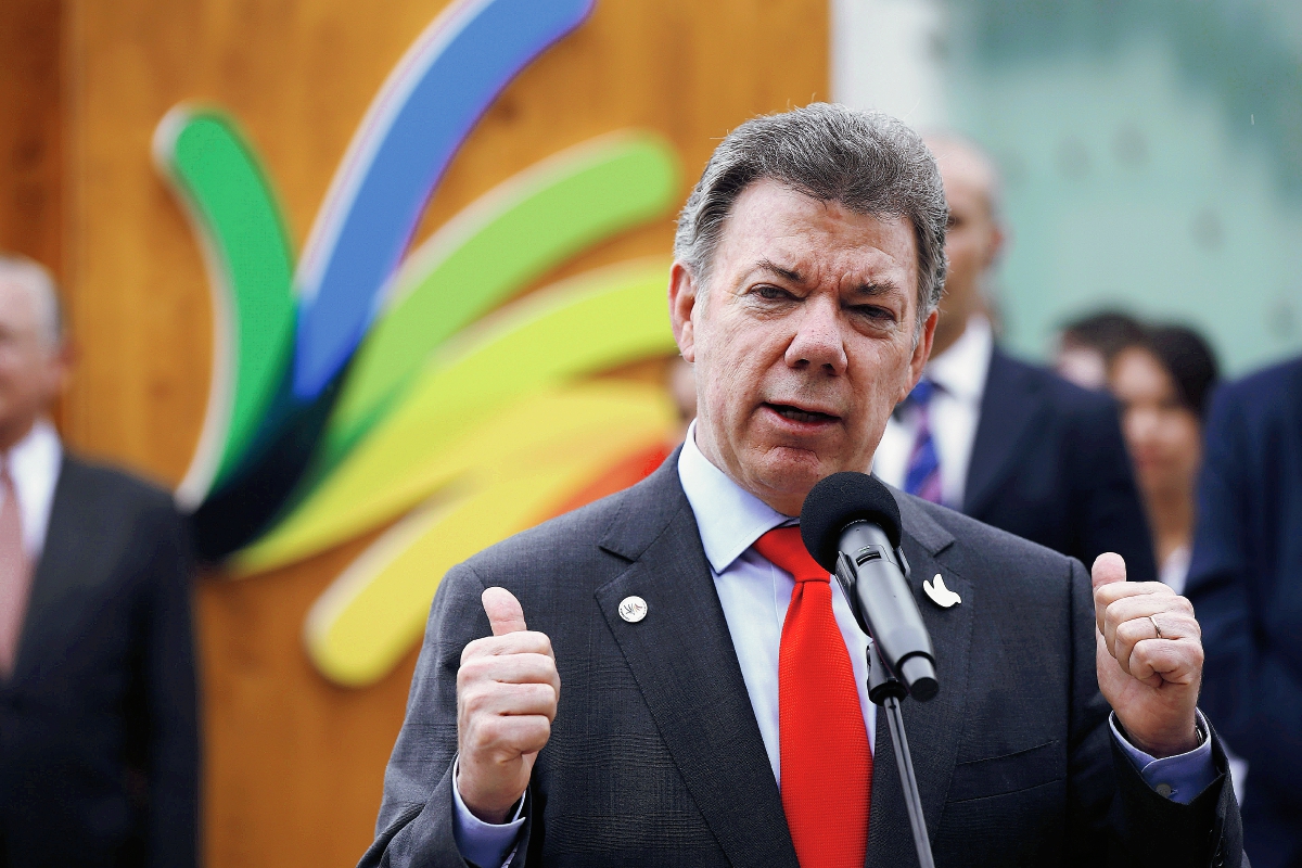 El presidente Juan Manuel Santos habla con la prensa después de una actividad en Roma, Italia. (Foto Prensa Libre: AP).