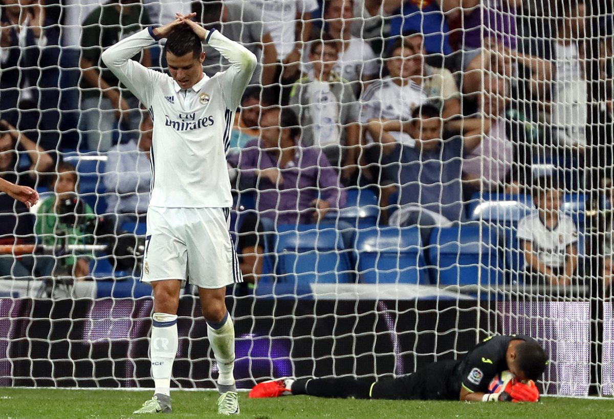 Cristiano Ronaldo se lamenta después de una jugada que no pudieron concretar en gol para el equipo merengue. (Foto Prensa Libre:EFE)