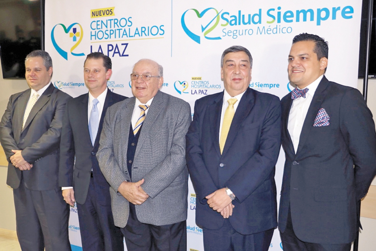 Directivos del Banco Industrial y Centros Hospitalarios La Paz inauguran, en Quetzaltenango, el sexto complejo dedicado al cuidado integral de la salud. (Foto Prensa Libre: Carlos Ventura)