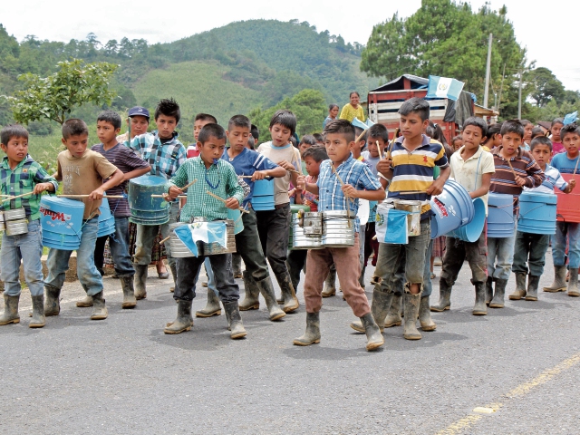 Niños de la escuela de Sejol, San Pedro Carchá, Alta Verapaz, utilizaron instrumentos musicales elaborados con objetos reciclados para ensayar y festejar el aniversario de la Independencia. (Foto Prensa Libre: Eduardo Sam Chun)