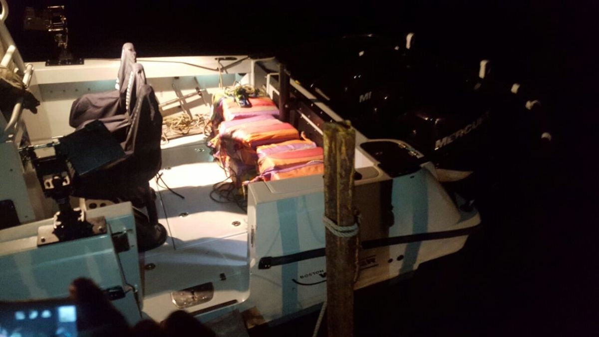 Los costales hallados flotando en el mar son trasladados a la Base Naval del Pacífico en Puerto San José, Escuintla. (Foto Prensa Libre: Cortesía PNC)