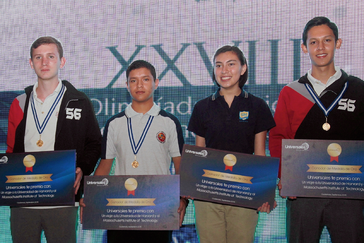 Ganadores de la XXVIII Olimpiada Nacional de la Ciencia: en Física, Gerardo Bustamante; en Biología, Wálter Aragón; en Química, Susana Coronado, y en Matemática, Luis Rodrigo Urrutia. (Foto Prensa Libre: Edwin Castro)